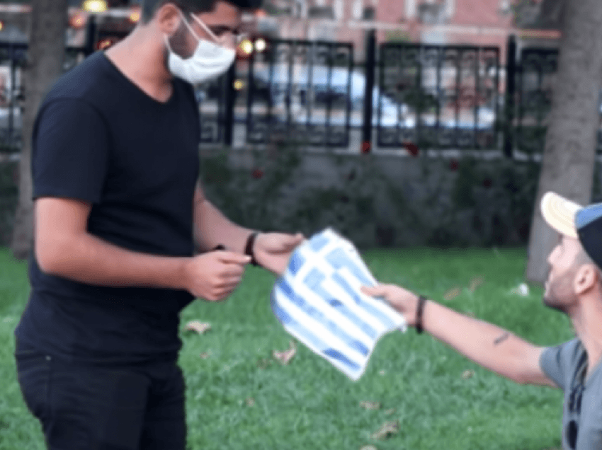 Shikoni si reagojnë turqit kur u dhurohet flamuri grek