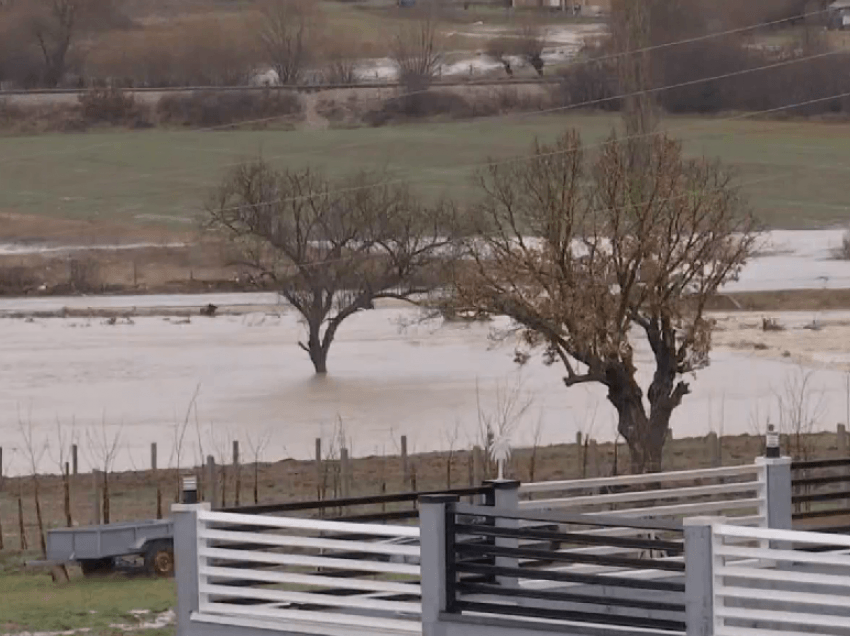 Banorët ankohen për vështirësi, vërshimet bëjnë të pakalueshme disa rrugë në Drenas