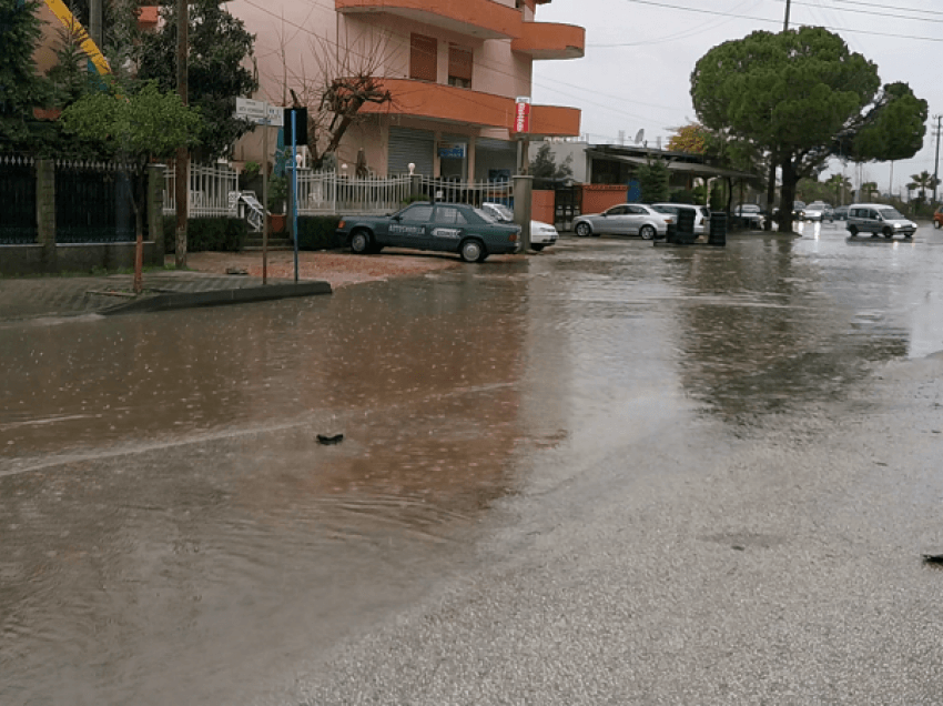 Shi i rrëmbyeshëm, përmbyten disa rrugë në Lushnje