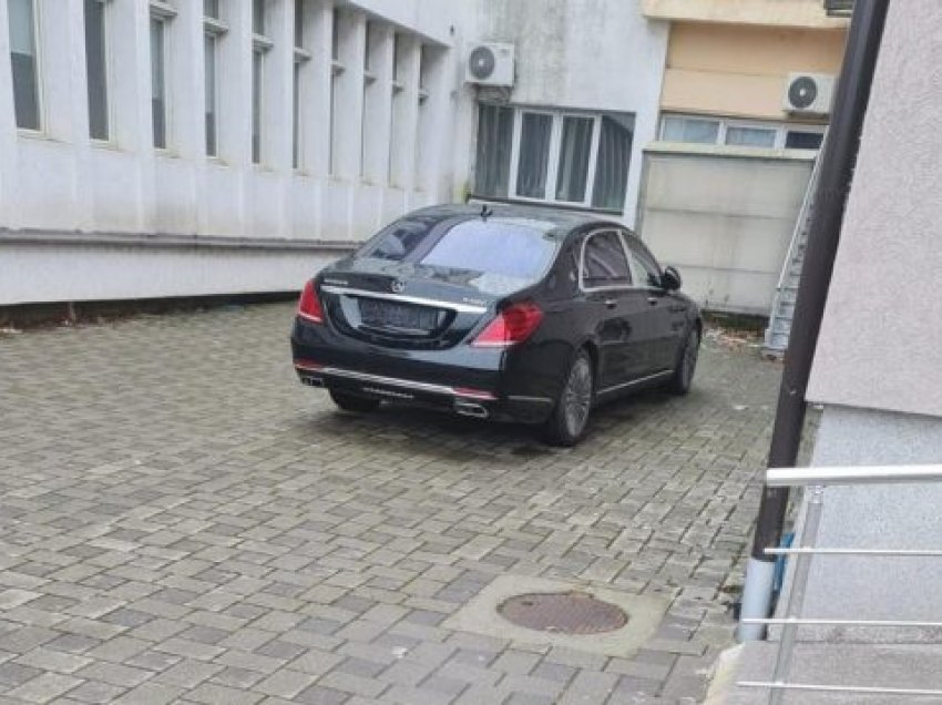 E kujt është kjo veturë në Mitrovicë?
