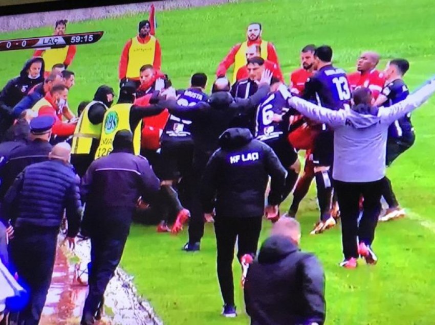 Situatë e shëmtuar në ndeshjen e futbollit shqiptar, ish-futbollisti i Dritës luan rolin e 'boksierit'