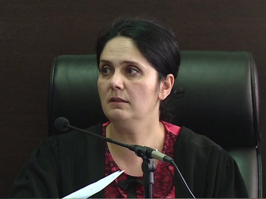 Gjyqtarja Enkelejda Hoxha liroi të dënuarit me burg, vajza bën deklaratën e fortë: Mamaja është detyruar 