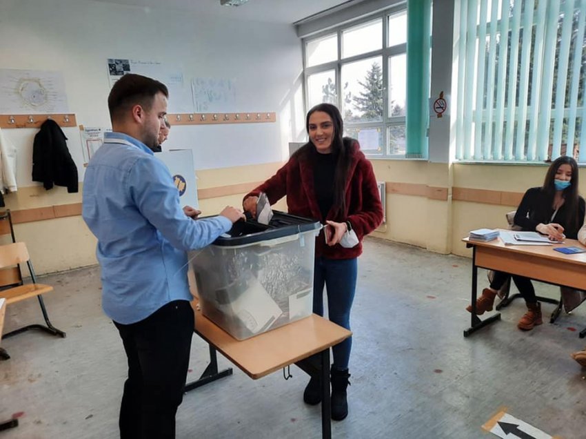 Vajza nga Mali i Zi befason, voton për herë të parë në Kosovë! Ja mesazhi emocionues 