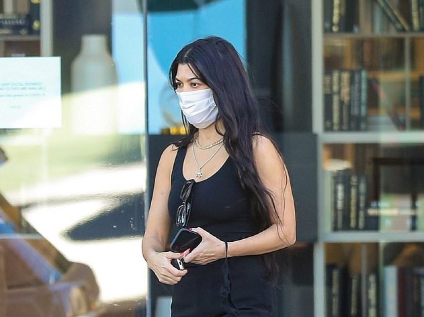 Kourtney Kardashian shfaqet natyrale gjatë një shëtitje në Los Angeles