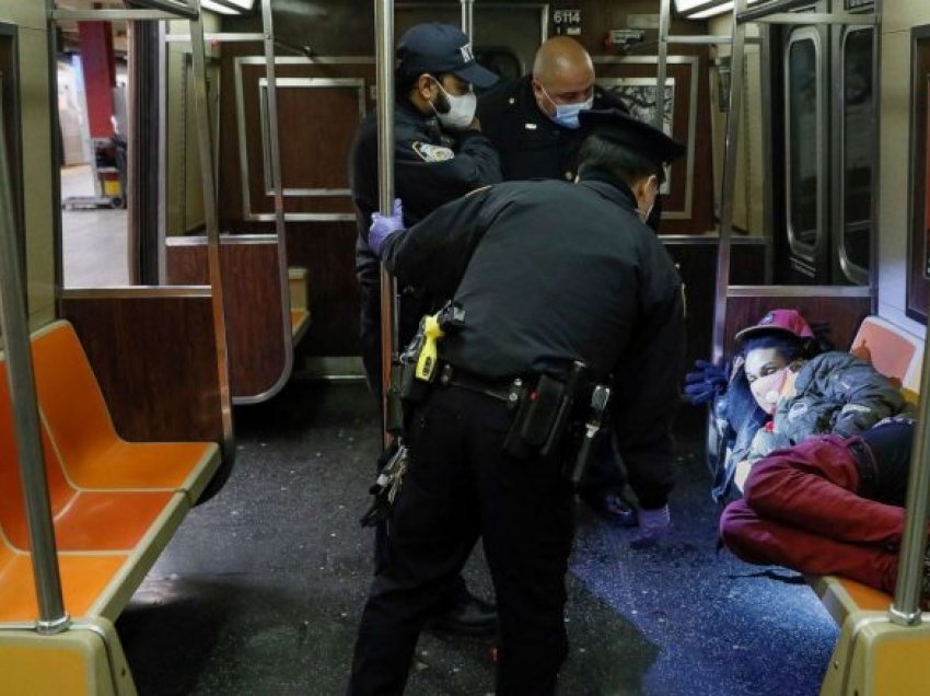 Katër sulme ndaj të pastrehëve në metro, dy të vrarë në New York