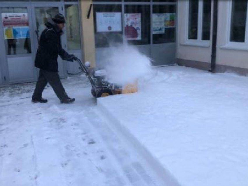 Mërgimtari heq borën nga oborri i qendrës së votimit në Bellanicë 