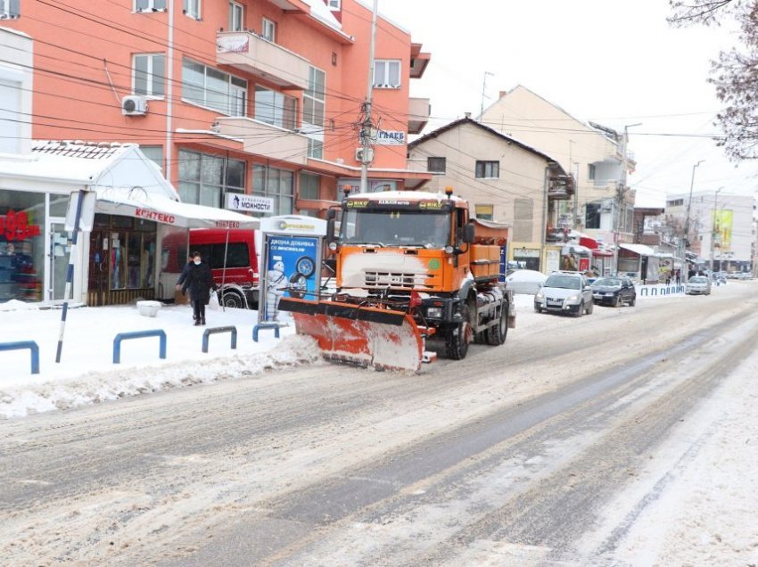 Komuna e Kumanovës vijon me punën për pastrimin e qytetit nga bora