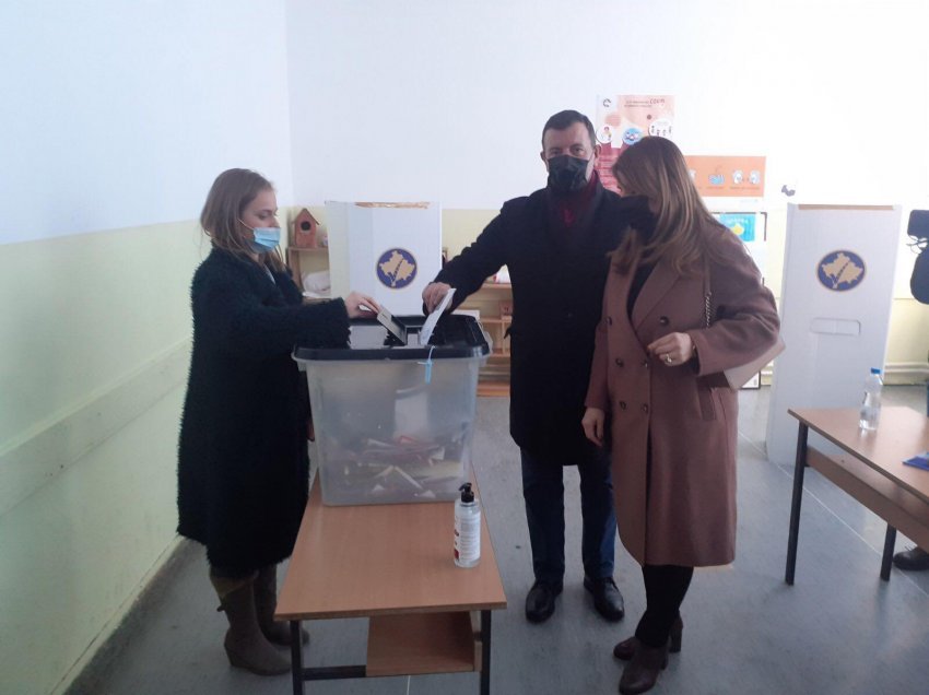 Voton kryetari i komunës së Obiliqit Xhafer Gashi