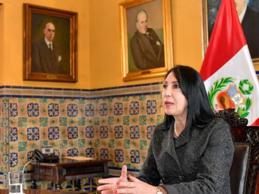 Ishte vaksinuar para publikut të gjerë, Ministrja e Jashtme e Perusë jep dorëheqje