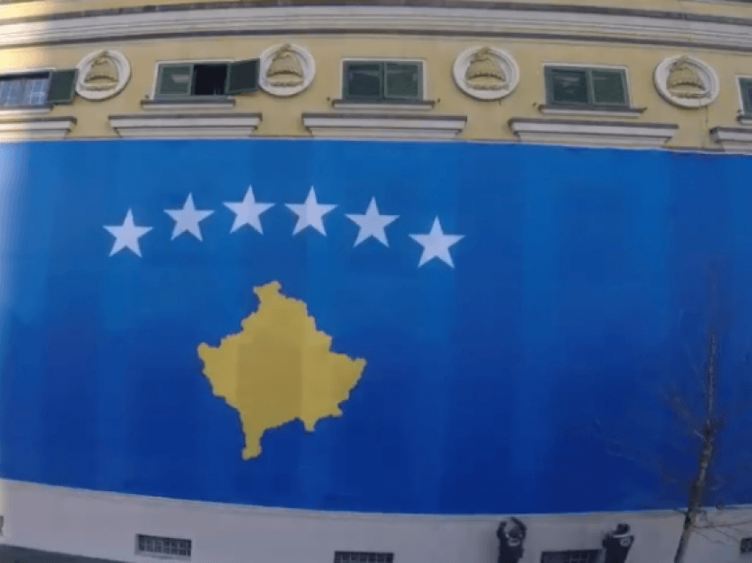 Në zemër të Tiranës vendoset një flamur gjigant i Kosovës