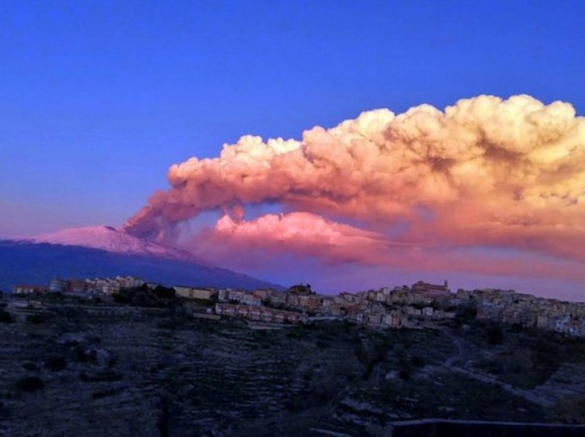 Shpërthen “Etna”! Panik dhe spektakël, aeroporti i Catania-s pezullon fluturimet