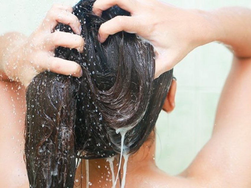 Sa herë duhet ta lajmë kokën për të pasur flokë të shëndetshëm?