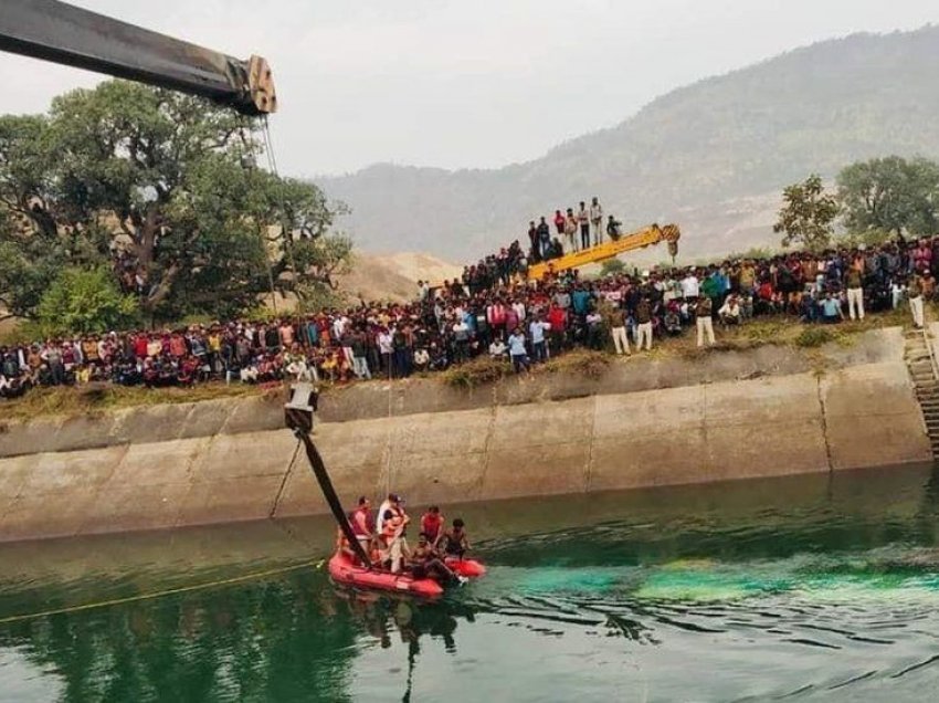 Indi/ Autobusi përfundon në kanal, ndërrojnë jetë 40 persona