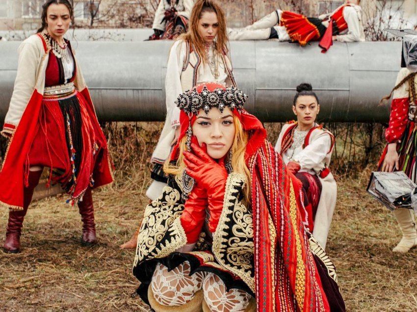 Rita Ora feston me veshje tradicionale: Urime 13 vjet Pavarësi Kosova jonë