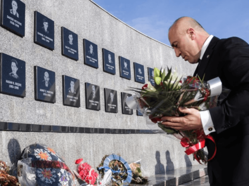 Haradinaj bën homazhe tek memoriali në Reçak