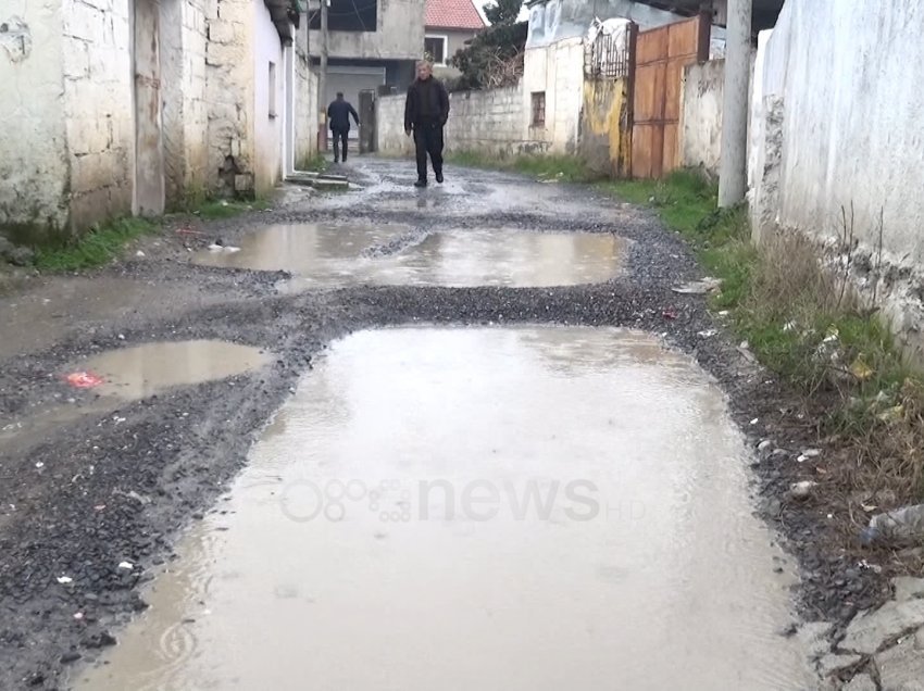 Gropa me ujë e pa ndriçim, lagjia “5 maj” në Elbasan pa asnjë rikonstruksion