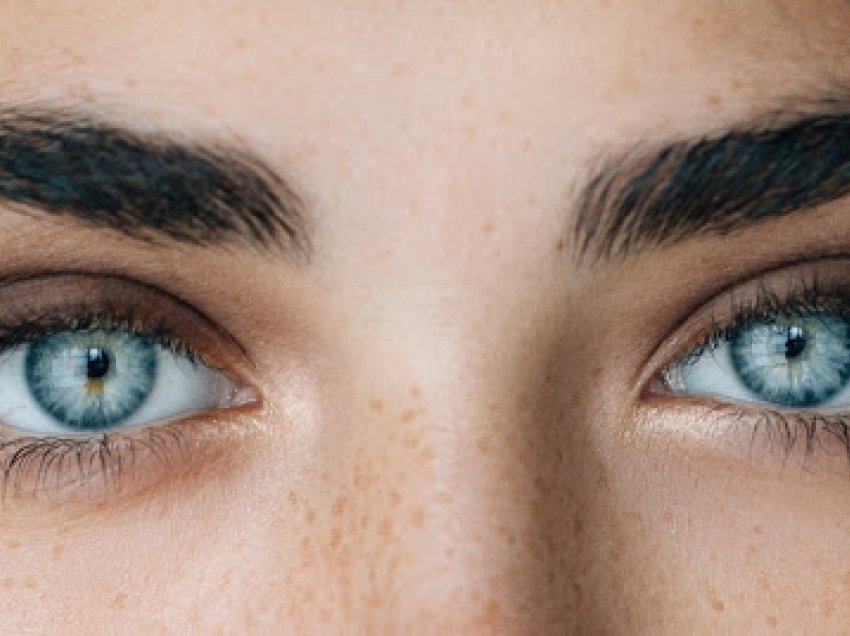 4 truke makijazhi për të theksuar sytë blu