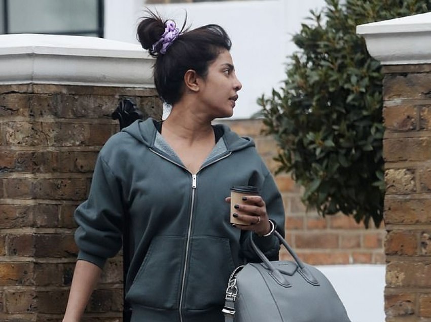 Priyanka Chopra shfaqet natyrale gjatë një shëtitje në Londër