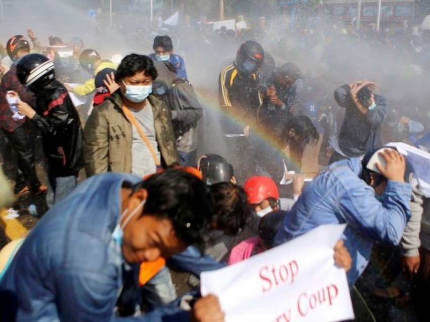 Dy të vdekur në protestat në Birmani, policia i shpërndan protestuesit me armë
