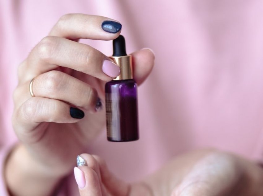 10 produkte bukurie që Dermatologët rekomandojnë të mos shpenzoni para në to 