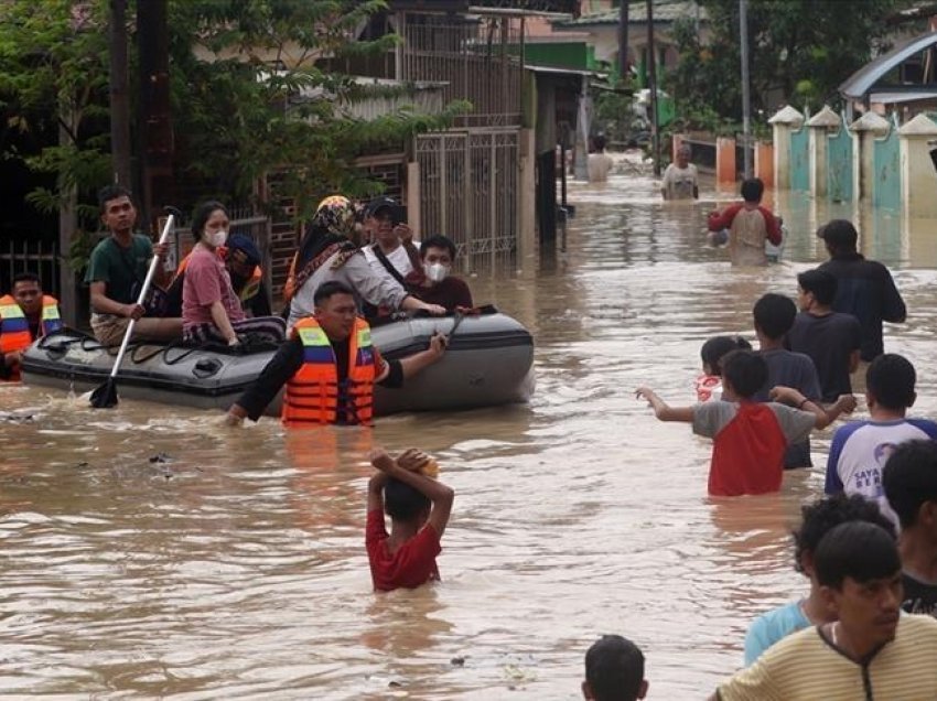 Përmbytje të mëdha në Indonezi, shpërngulen mijëra banorë