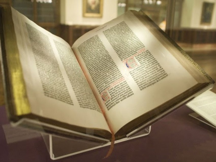 ​Bibla e parë e shtypur në pllaka metalike para 566 vjetësh