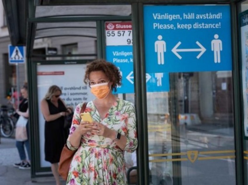 Stokholmi këshillon mbajtjen e vazhdueshme të maskave mbrojtëse