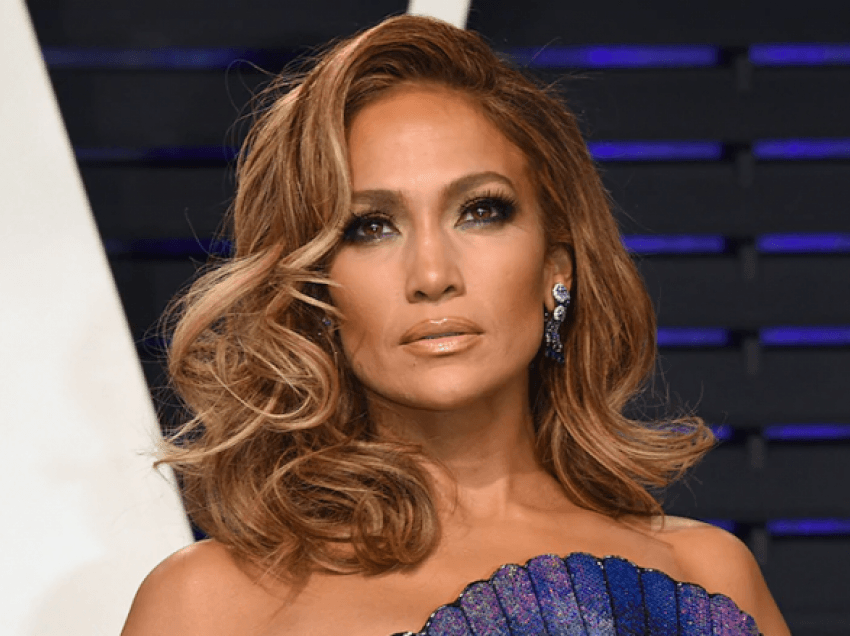 Jennifer Lopez tregon flokët e saj natyral
