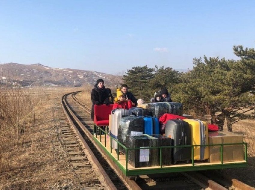 Diplomatët rusë largohen nga Koreja e Veriut me karrocë