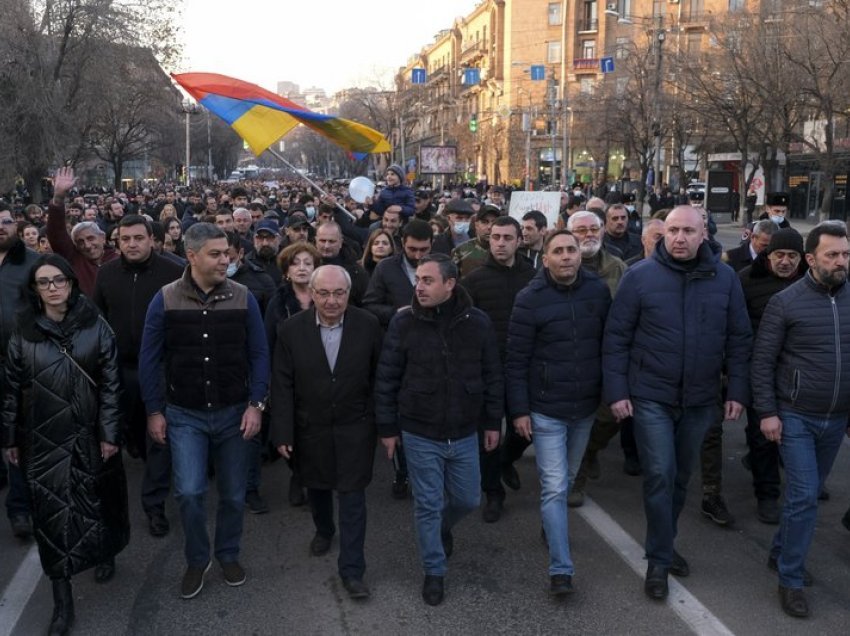 Presidenti i Armenisë refuzon urdhrin për të shkarkuar shefin ushtarak