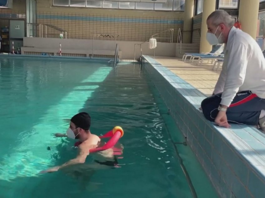 Mjekët në Itali, pas Covidit, rimëkëmbja vjen me fizioterapi në ujërat termale
