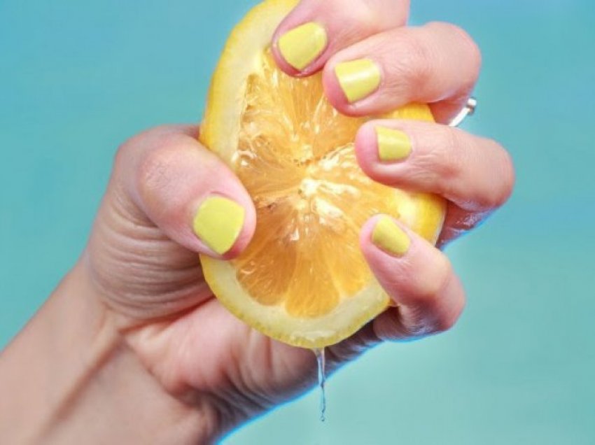 Kombinimi fantastik i limonit dhe sheqerit për pastrimin e lëkurës