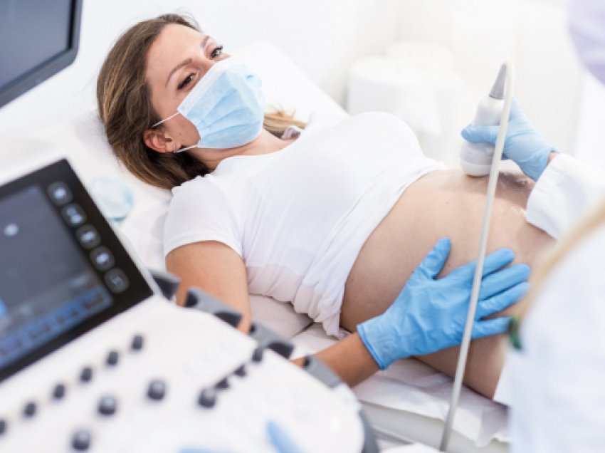 Nëse një grua shtatzënë infektohet me Covid-19, çfarë ndodh me fëmijën e saj