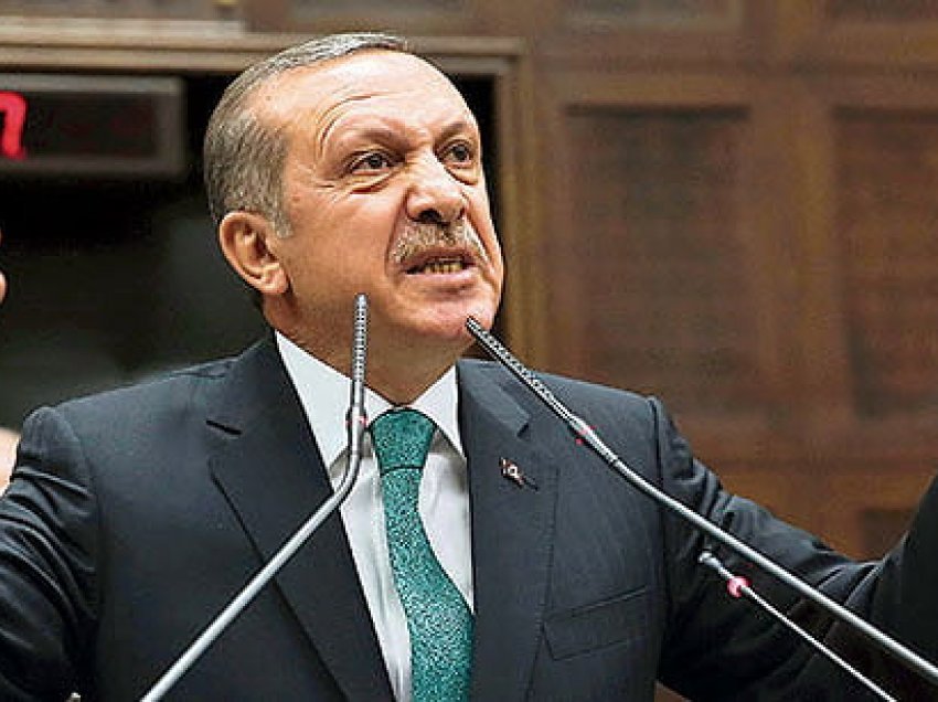 Çfarë i ka ndodhur Erdoganit?! Video ku shfaqet duke zbritur shkallët me vështirësi
