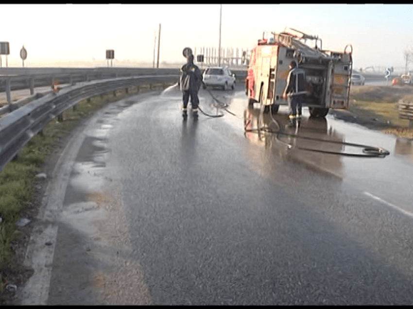 Aksident masiv në autostradën e Lushnjës, kamioni me naftë përplaset me barrierat dhe bën ‘zi’ rrugën