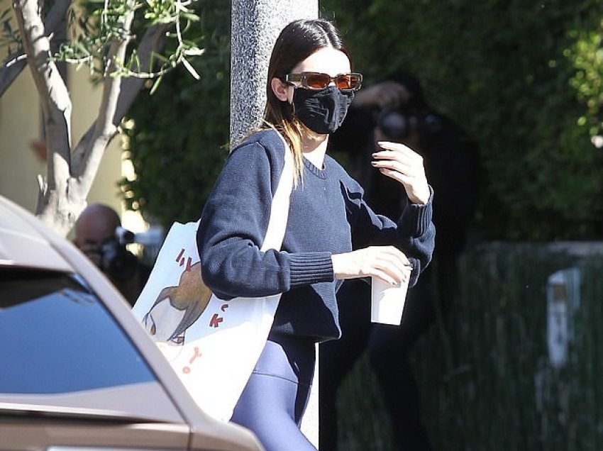 Kendall Jenner shfaqet tërheqëse me veshjen sportive në West Hollywood, pasi u akuzua për përdorim të tepërt të photoshop-it