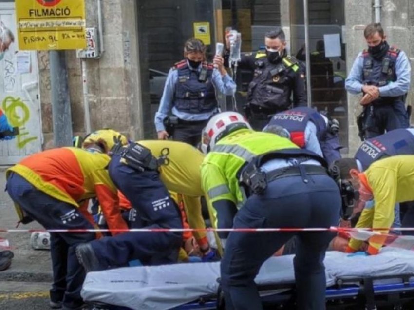Shqiptari qëllohet disa herë me thikë në mes të qytetit të Barcelonës