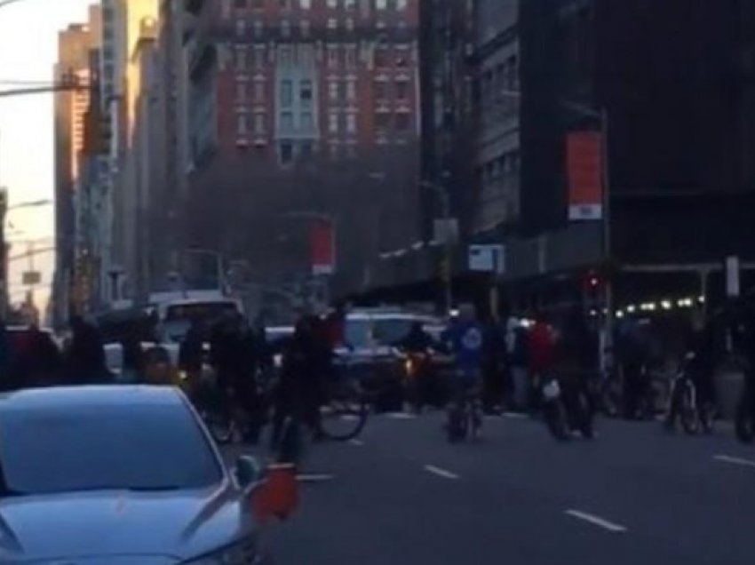 Sulmi i të rinjve në Nju Jork, mbi 50 prej tyre me biçikleta rrethojnë autoambulancën – e dëmtojnë duke e goditur