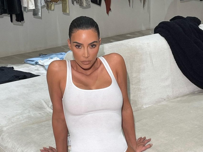Kim ekspozon barkun e hollë në veshje të ngushtë