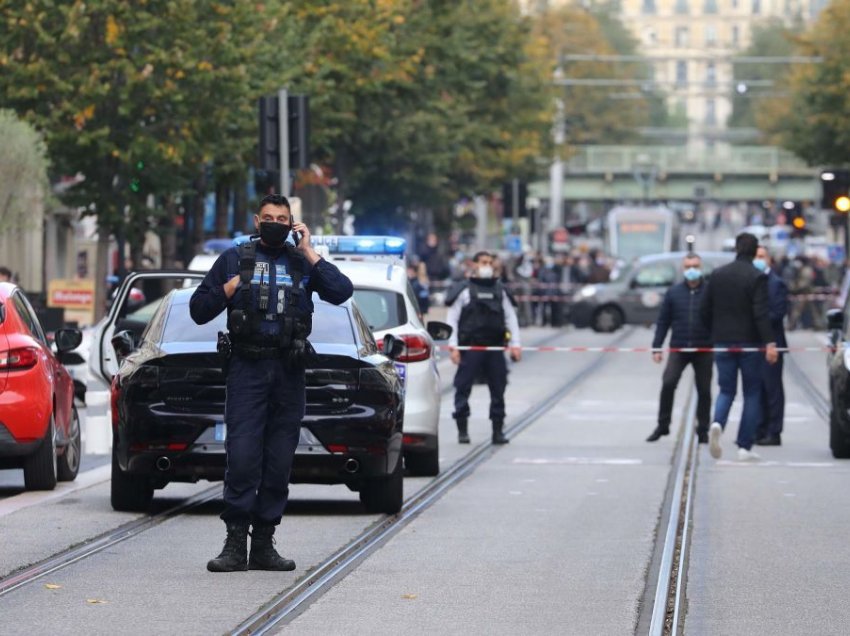 Policia franceze ndalon festën e kundërligjshme me mbi 2 mijë pjesëmarrës