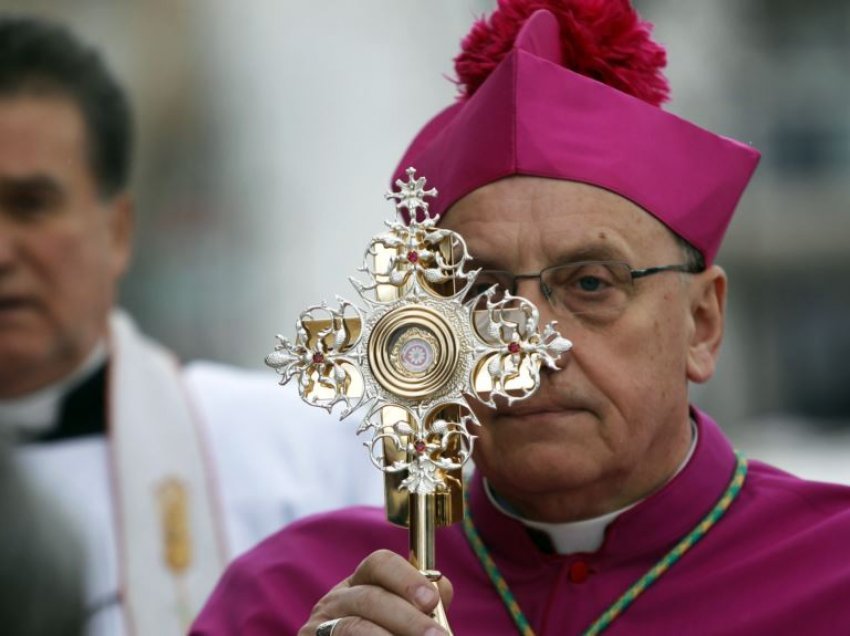 Papa pranon dorëheqjen e kryepeshkopit të Minskut