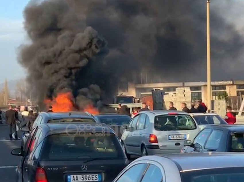 Përplaset me trafikndarsen, makina shpërthen në flakë