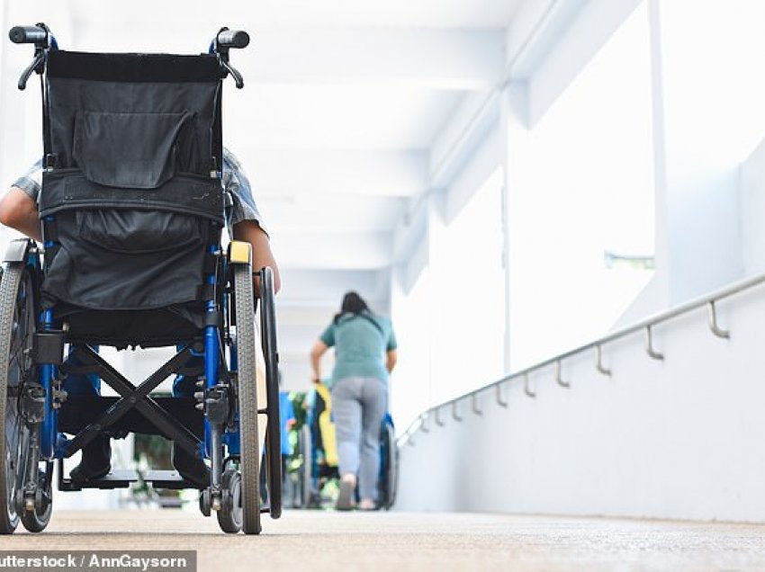 Nëna e mbajti vajzën e vet për 8 vite në karrocë, duke gënjyer se vuan nga autizmi dhe shumë sëmundje të tjera