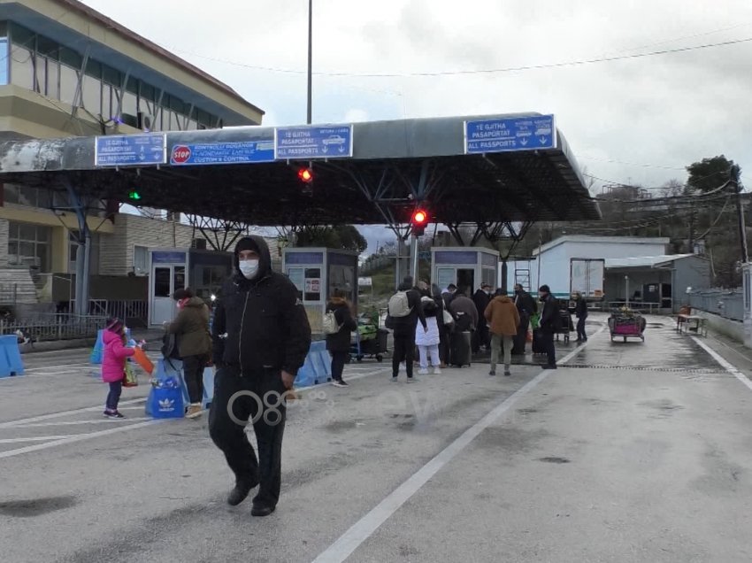 Emigrantët, tranzit drejt Greqisë, kalojnë nga Maqedonia e Veriut pas mbylljes së Kapshticës