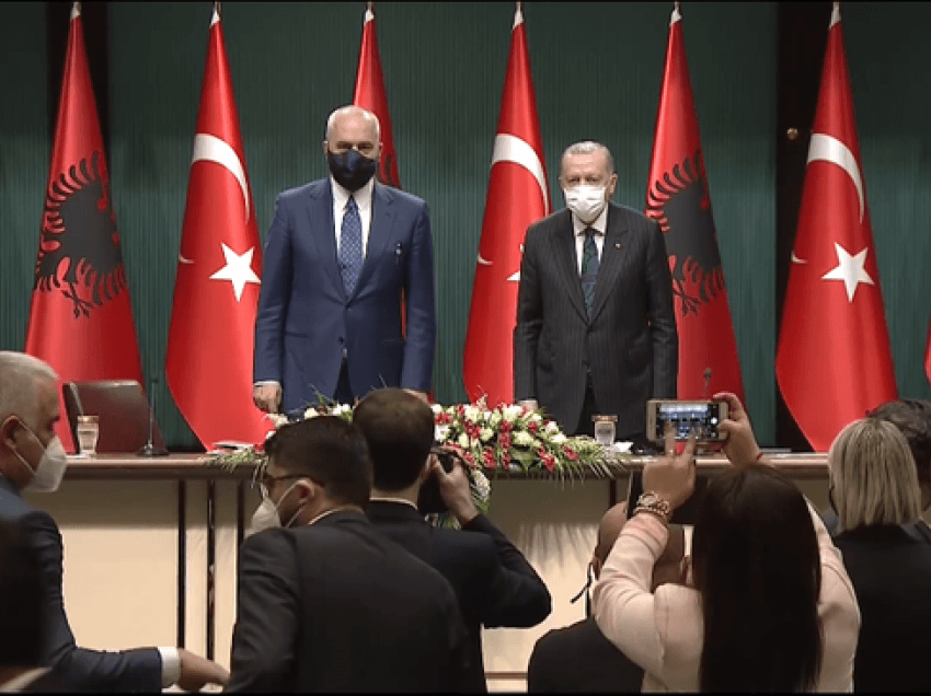 Rama falenderon Erdoganin: Turqia s'e ndali ndihmën edhe pasi u godit vetë nga tërmeti