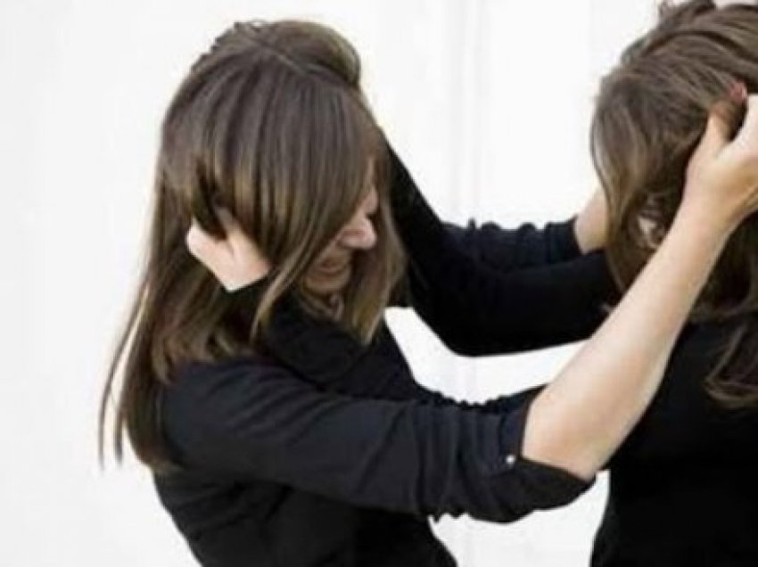‘Shoqja ime ofrohet për 5 euro’, dy vajzat nga Tirana rrihen me grushte në mes të rrugës shkaku i Tik-Tok