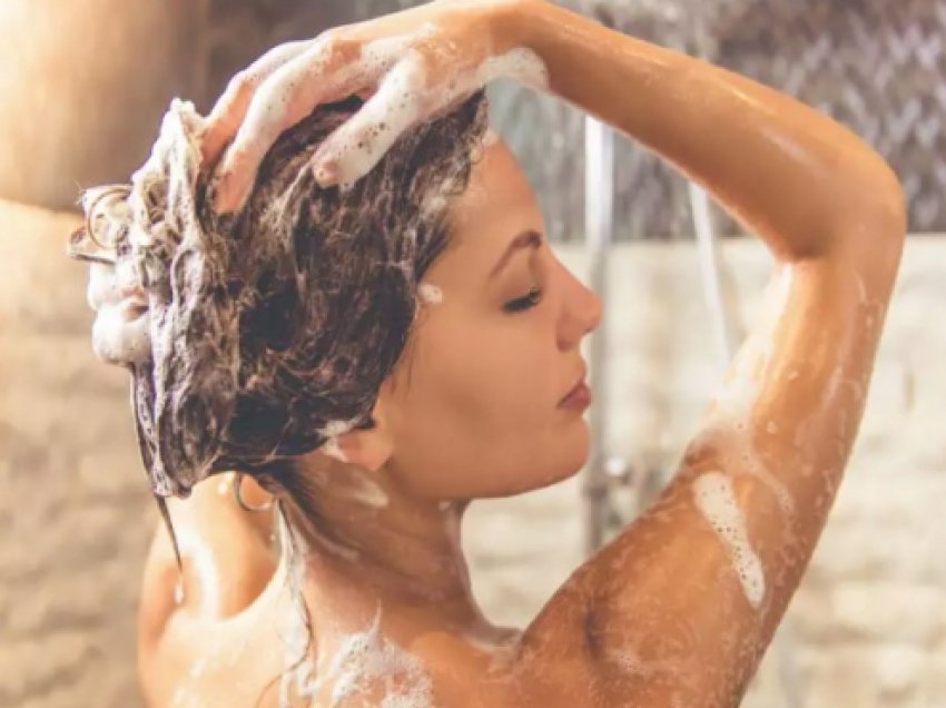 Me sapun apo me shampo, cila është mënyra më e mirë e pastrimit të lëkurës?