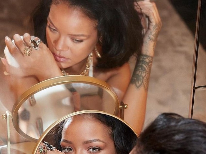 Rihanna mahnit fansat me dukjen natyrale në imazhet e reja