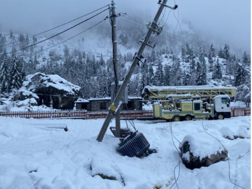 Bora në Tropojë dëmton linjat elektrike, probleme me energjinë në disa fshatra