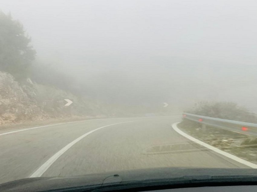 Moti i keq, mjegull  e dendur në Qafën e Llogarasë, vështirësi në qarkullimin e automjeteve 